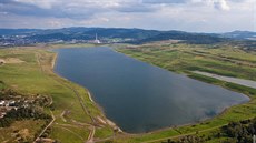 Jezero Milada je hluboké až 24,7 metru, dlouhé 3,2 kilometru a široké 0,7... Jezero Milada je hluboké až 24,7 metru, dlouhé 3,2 kilometru a široké 0,7...