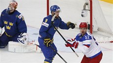 JE TAM! Ruský hokejový útoník Sergej irokov pekonal védskou obranu v...