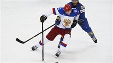 NIKAM! védský hokejista Joel Lundqvist se snaí ubránit ruského útoníka...