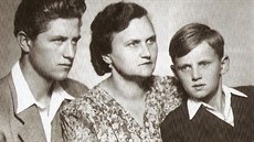 Miilan Kroupa (vpravo) na snímku s bratrem Ladislavem a matkou Miilan Kroupa (vpravo) na snímku s bratrem Ladislavem a matkou