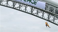 Protestní akce hnutí Greenpeace u lanžhotského plynovodu (středa, 28. května... Protestní akce hnutí Greenpeace u lanžhotského plynovodu (středa, 28. května...