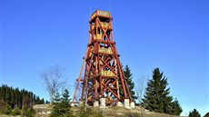 Kopie zaniklé rozhledny na Smrku stojí na Moravském kopci v Holčovicích. Kopie zaniklé rozhledny na Smrku stojí na Moravském kopci v Holčovicích.