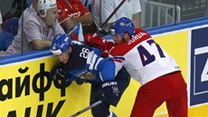 U MANTINELU. Obránce Michal Jordán se snaží zastavit Jarkka Immonena z Finska. U MANTINELU. Obránce Michal Jordán se snaží zastavit Jarkka Immonena z Finska.
