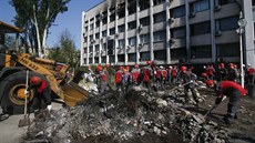 Zamstnanci z podnik Rinata Achmetovova odklízejí zátarasy ped radnicí v...