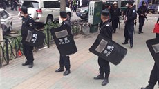 Policisté v ujgurské metropoli Urumči zablokovali přístup do oblasti, jíž... Policisté v ujgurské metropoli Urumči zablokovali přístup do oblasti, jíž...