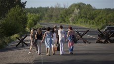 eny obcházejí zátaras na silnici u Slavjansku nedaleko hlavní spojnice msta s...