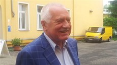 V esku skonily volby do Evropského parlamentu, exprezident Václav Klaus volil v praských Kobylisích (24. kvtna 2014).