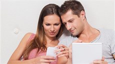 Češi denně sledují displeje elektronických zařízení přes sedm hodin. Češi denně sledují displeje elektronických zařízení přes sedm hodin.
