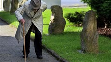 Bývalí vězni přijeli zavzpomínat na 25. Jáchymovské peklo. U cesty stojí 15.... Bývalí vězni přijeli zavzpomínat na 25. Jáchymovské peklo. U cesty stojí 15....