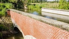 Mimoúrovňové křížení potoků na Pardubicku. Mimoúrovňové křížení potoků na Pardubicku.