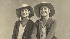 Staša Fleischmannová (vpravo) se svou sestrou Olou v roce 1929 na balkoně bytu Staša Fleischmannová (vpravo) se svou sestrou Olou v roce 1929 na balkoně bytu