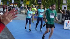 Ruku v ruce po modrém koberci až do cíle, takto si užily závěr půlmaratonu v... Ruku v ruce po modrém koberci až do cíle, takto si užily závěr půlmaratonu v...