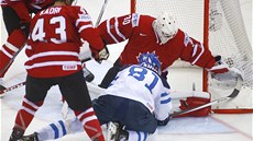 Finský hokejista Irio Pakarinen se pokouí procpat puk za kanadského brankáe