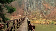 Přes visutý most ve Svatošských skalách projede ročně 30 tisíc cyklistů. Přes visutý most ve Svatošských skalách projede ročně 30 tisíc cyklistů.
