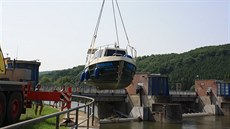 Přes Bělovský jez musely lodě přenést jeřáby. Za několik let má být postavena... Přes Bělovský jez musely lodě přenést jeřáby. Za několik let má být postavena...