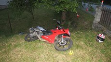 Muž v Kašavě nepřežil na vypůjčené motorce náraz do stromu. Muž v Kašavě nepřežil na vypůjčené motorce náraz do stromu.