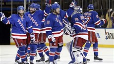 Hokejisté New York Rangers se radují z tetí výhry nad Montrealem.