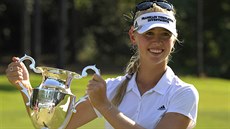 Jessica Kordová s trofejí pro vítězku turnaje LPGA Tour Golf v Mobile. Jessica Kordová s trofejí pro vítězku turnaje LPGA Tour Golf v Mobile.