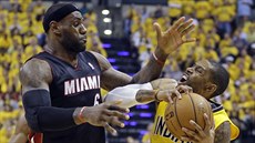 LeBron James (vlevo) z Miami hlídá C. J. Watsona z Indiany.