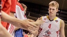 Pardubický basketbalista Martin Peterka míří na lavičku. Pardubický basketbalista Martin Peterka míří na lavičku.