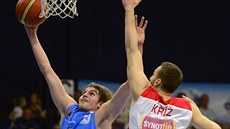 Ondřej Kohout (vlevo) z Prostějova zakončuje přes nymburského Martina Kříže. Ondřej Kohout (vlevo) z Prostějova zakončuje přes nymburského Martina Kříže.