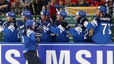 Finský hokejista Iiro Pakarinen slaví se spoluhráči svůj gól. Finský hokejista Iiro Pakarinen slaví se spoluhráči svůj gól.