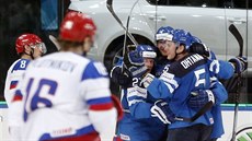 Fintí hokejisté slavi gól ve finále MS s Ruskem.