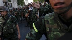 Armáda v centru Bangkoku rozhání dav protestující proti vojenskému  pevratu. 
