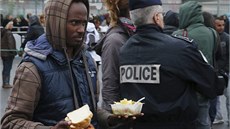 Policie zasahuje v táboe v Calais. 