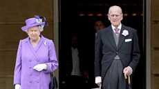 Královna Albta II. a její manel princ Philip na zahradní party v...