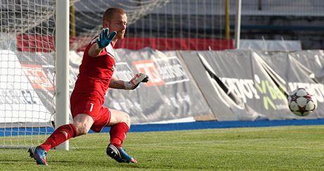 Znojemský gólman Vlastimil Hrubý inkasuje druhý gól z penalty v utkání proti...