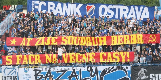 Jeden z etných transparent fanouk Baníku Ostrava a Slavie Praha. (31....