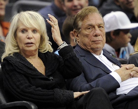 Donald Sterling s manelkou Shelly sledují zápas basketbalového klubu Los