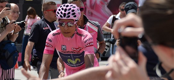 Kolumbijský cyklista Nairo Quintana v rovém trikotu na startu 20. etapy Giro...