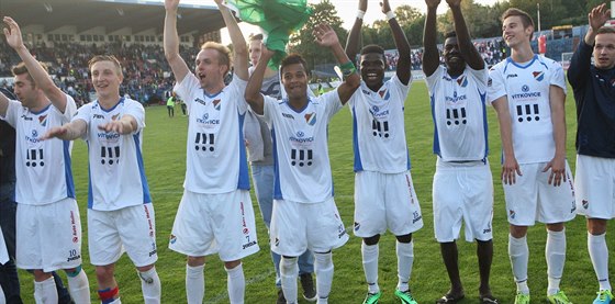 DKOVAKA. Fotbalisté Baníku Ostrava slaví s fanouky skalp praské Slavie.