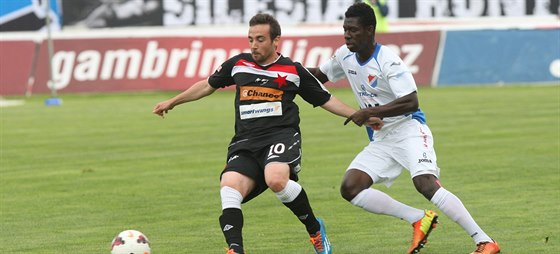 Derrick Mensah (vpravo) jet v dresu Baníku Ostrava, ilustraní foto