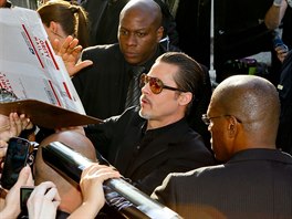 Brad Pitt ochotn rozdával autogramy, kdy se na nj Seuk vrhl (kvten 2014).