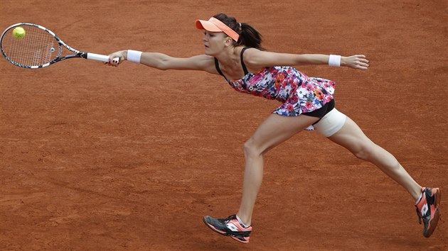 Polsk tenistka Agnieszka Radwask se natahuje po mku ve 3. kole Roland Garros.