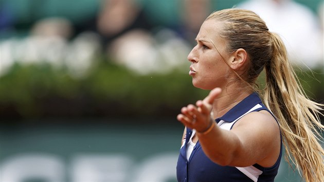 O TO BOLO? Slovensk tenistka Dominika Cibulkov se roziluje v utkn 3. kola Roland Garros.