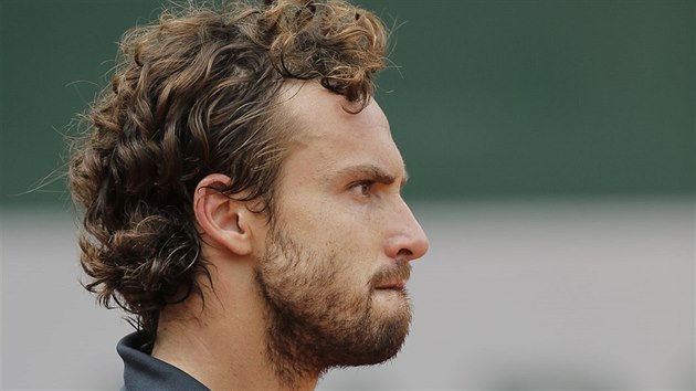 JO. Lotysk tenista Ernests Gulbis peel pes tpnka do 4. kola Roland Garros.