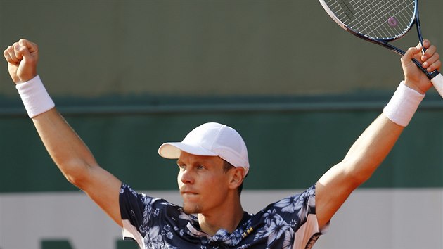 eský tenista Tomá Berdych se raduje z postupu do osmifinále Roland Garros.