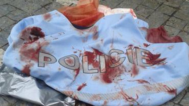 Triko, kterm policista zrannmu turistovi zastavil krvcen z hlavy (28.5.2014)