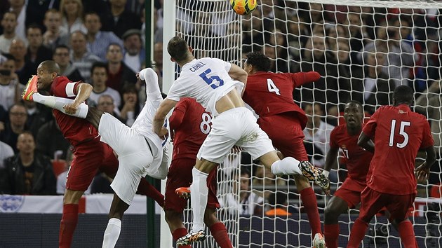 GL INDINM. Anglick stoper Gary Cahill se trefuje do st Peru v ppravnm utkn ped MS 2014.