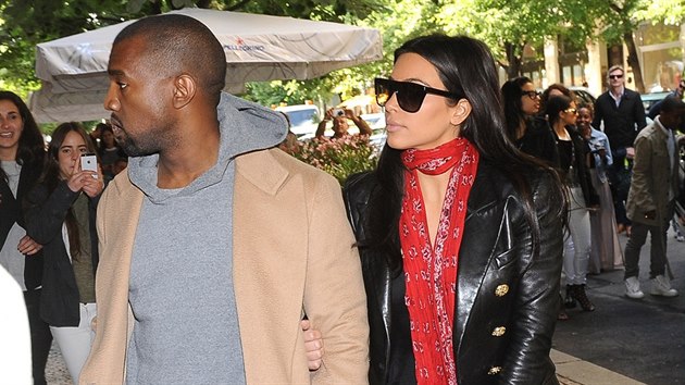 Kim Kardashianov a Kanye West budili v Praze pozornost. Lid si je fotili na mobily (2010).