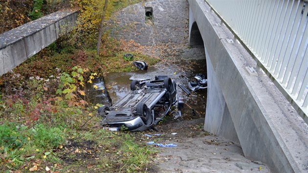 tveice nhodnch kolemjdoucch pomohla ve Vsetn lidem v havarovanm aut.