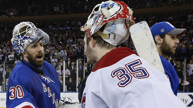 Brank Henrik Lundqvist (vlevo) z NY Rangers pijm gratulaci od svho montrealskho protjku Dustina Tokarskiho.