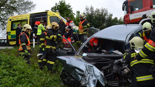 Dopravn nehoda osobnho automobilu s autobusem mezi Poerny a Karlovmi Vary.