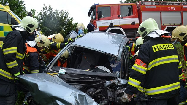Dopravn nehoda osobnho automobilu s autobusem mezi Poerny a Karlovmi Vary.