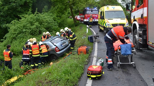 Dopravn nehoda osobnho automobilu s autobusem mezi Poerny a Karlovmi Vary.