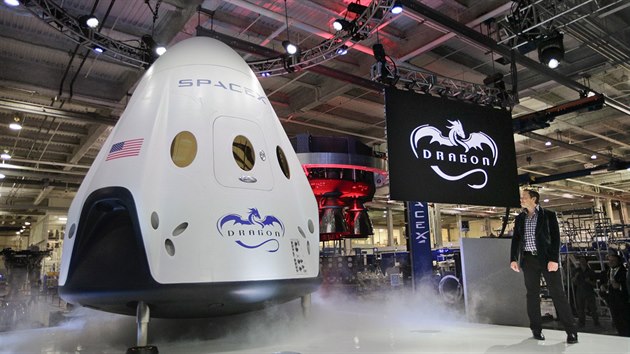 Maketa lodi SpaceX V2, kter m do nkolika let vozit na obnou drhu astronauty.